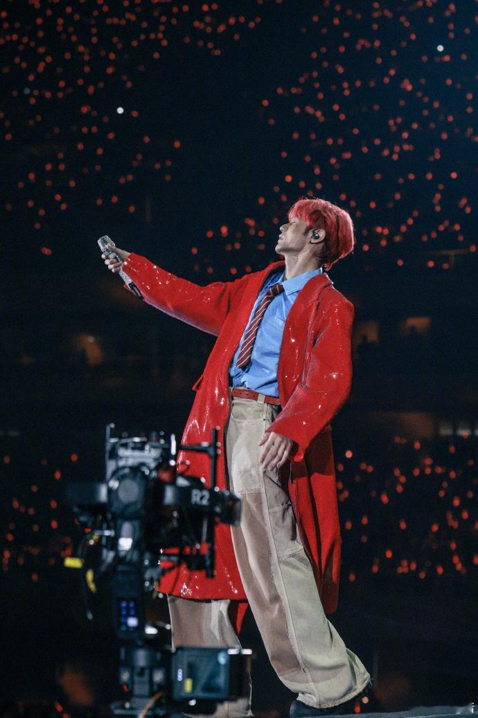 李荣浩十年老粉被钓成翘嘴 哇呀，李荣浩这次妆造和摄影太惊艳众人，我这十年老粉直接