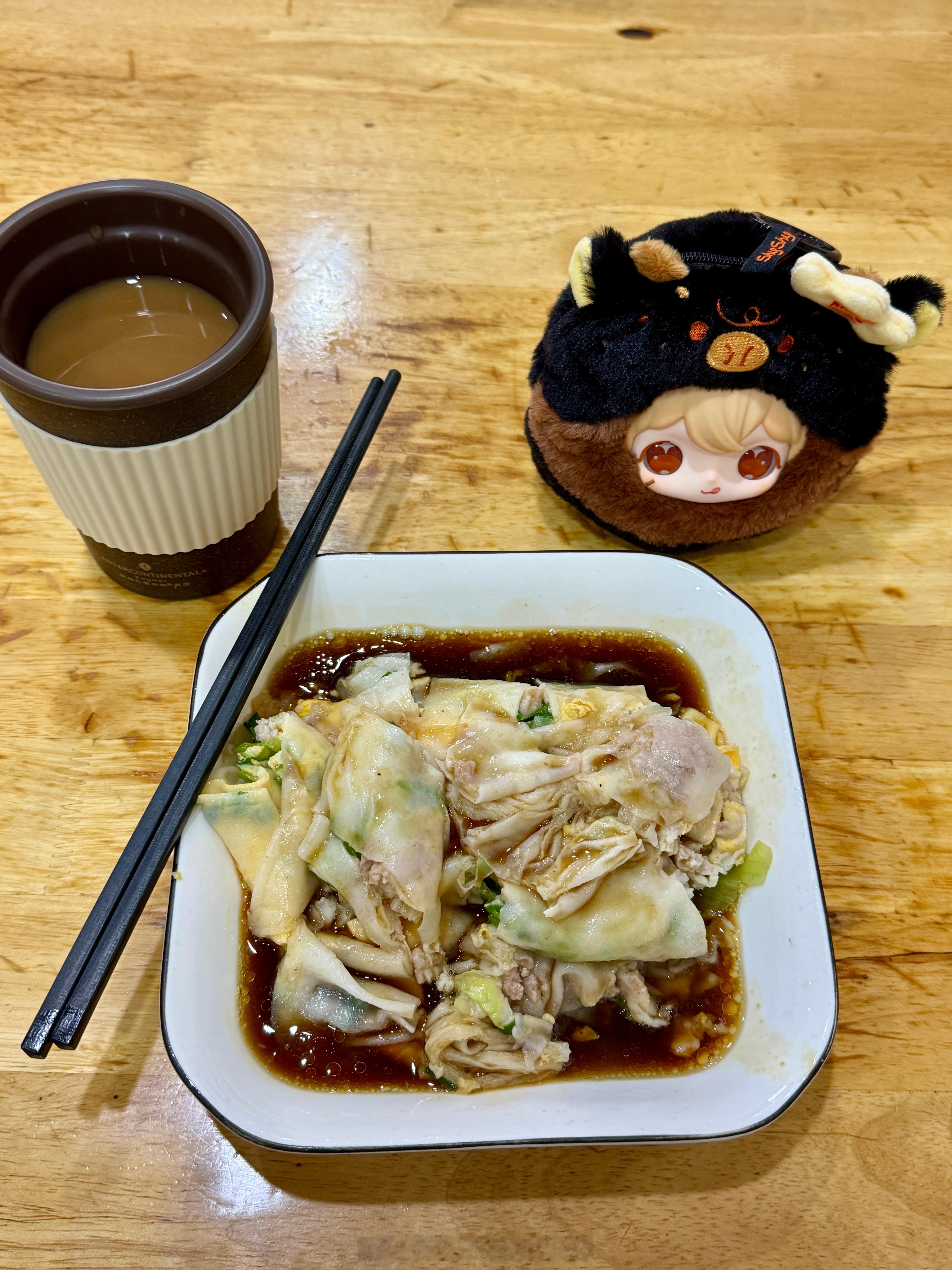 吃上了吃上了！心心念念的蛋肉肠粉！今天小牛陪我用餐，喝的是大红袍拿铁