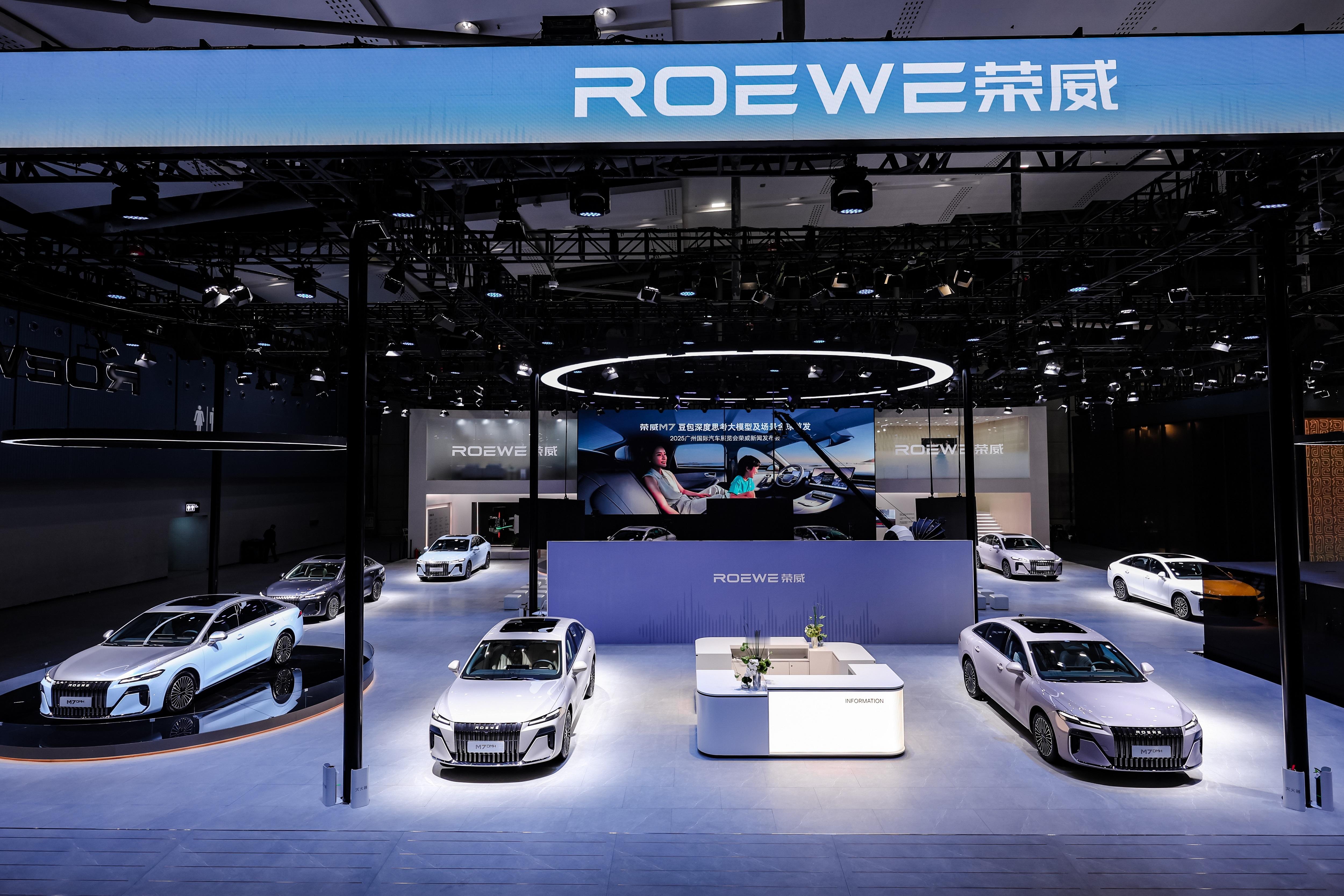 广州车展上，被荣威M7 DMH这个“活人感AI车机”吸引住了。它是全球首搭豆包深