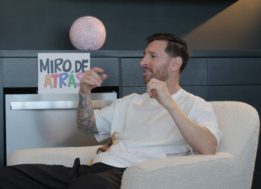 💬你真的很喜欢多谈论自己吗？梅西🎙️：“你知道，有时候我会害怕说太多话。因为