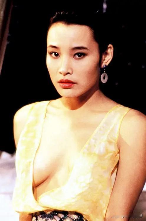 陈冲真的是华语圈难得的全能天才！
她和刘晓庆是同一时代的顶尖演员，两人私交也不错