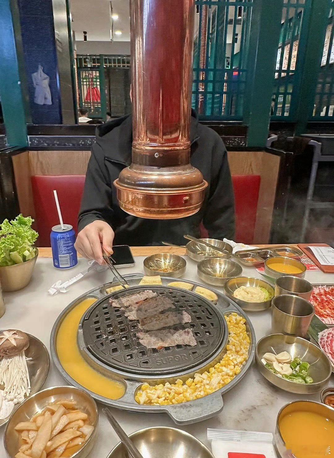 相亲吃烤肉完美解决当代年轻人不想相亲，但嘴馋的问题