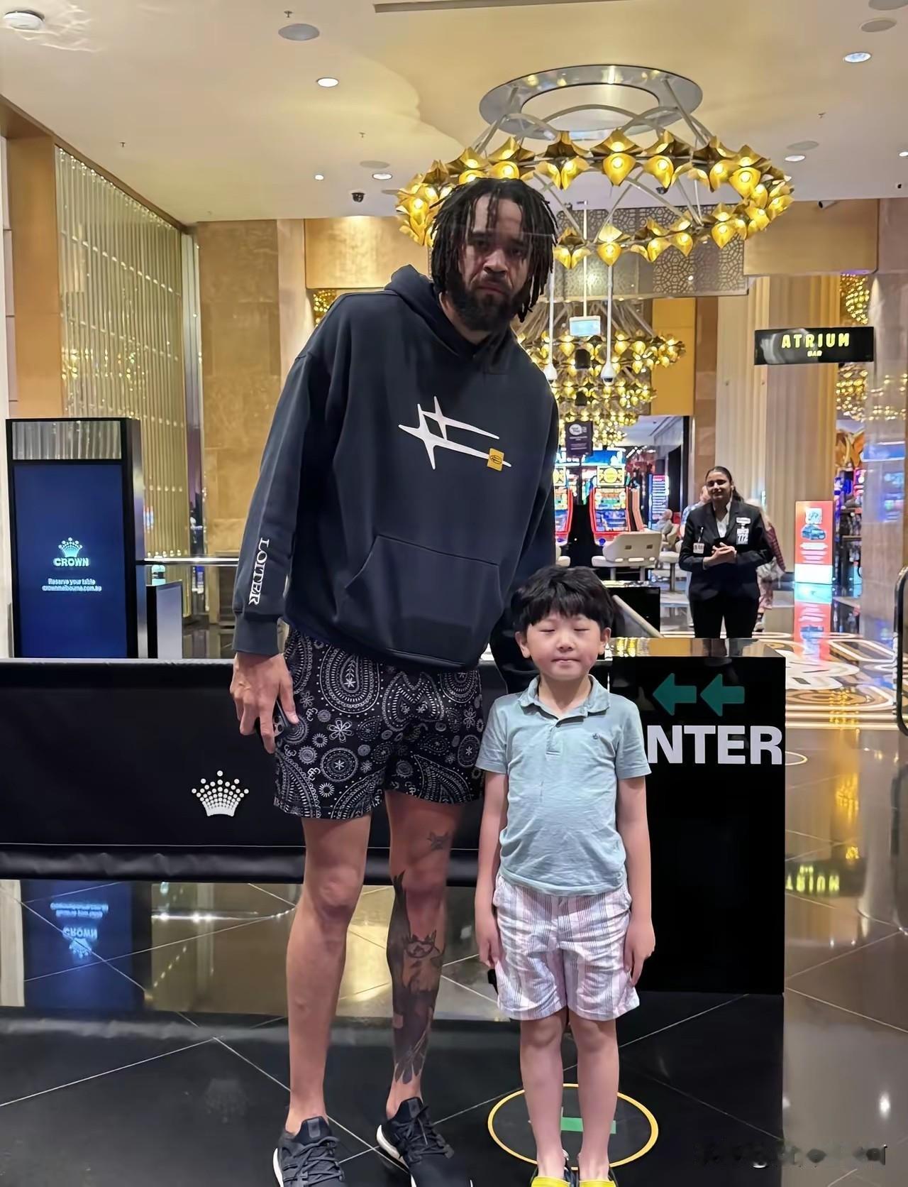 贾维尔麦基这腿怎么这么细？跟小朋友合影看着他的腿也没有比小朋友的腿粗多少啊[捂脸