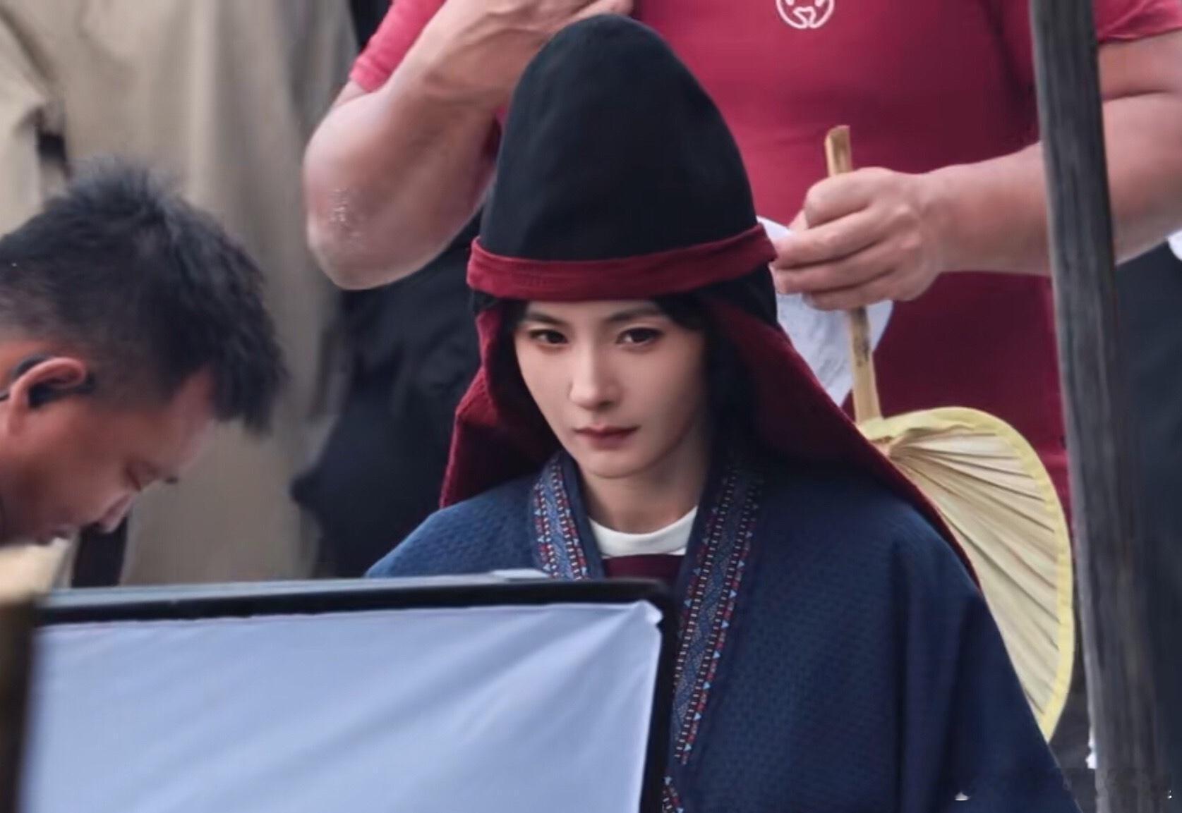 只有真正的热爱才能知道有多复原～杨幂的造型很棒 