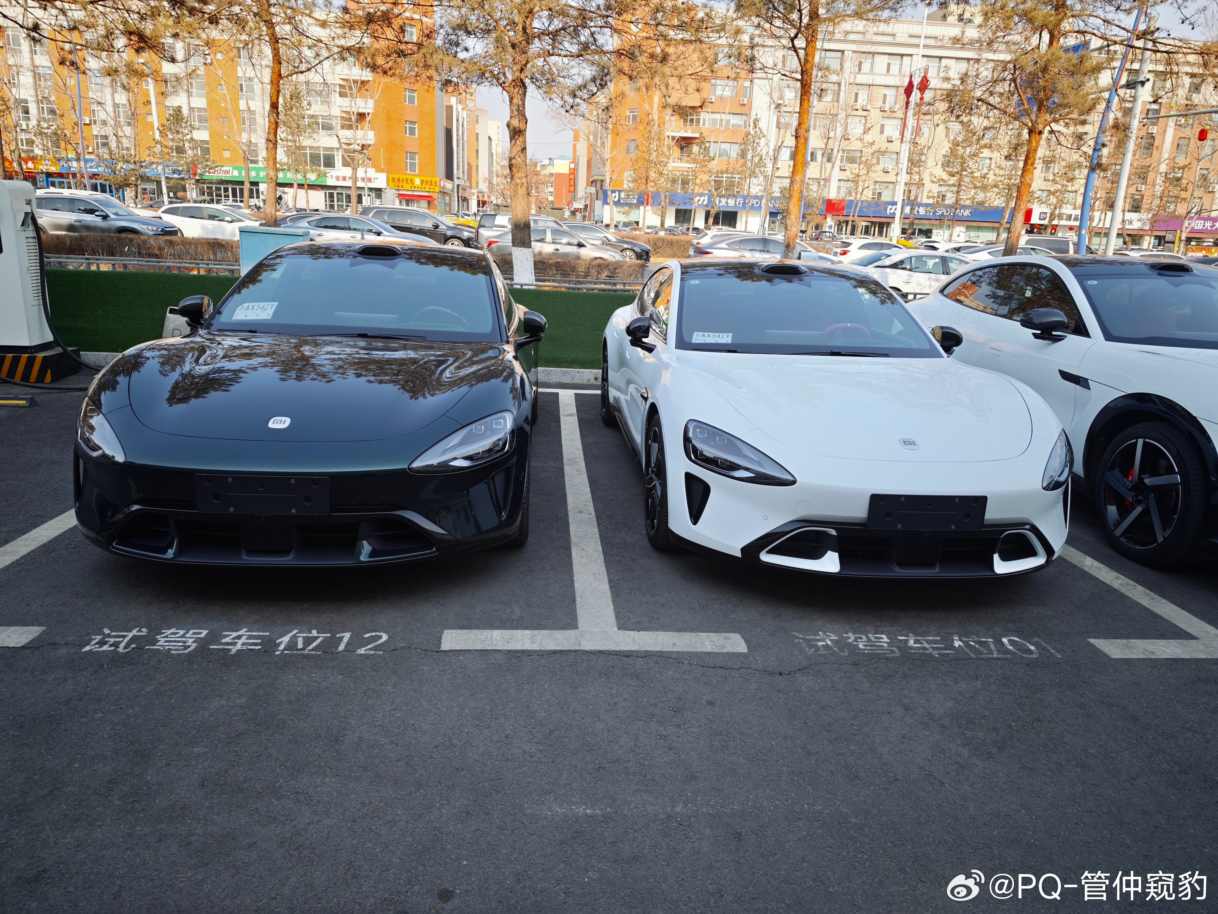 小米新SU7最受欢迎颜色靛石绿暗光下看起来和黑色一样强光下看起来深绿色，挺深邃高