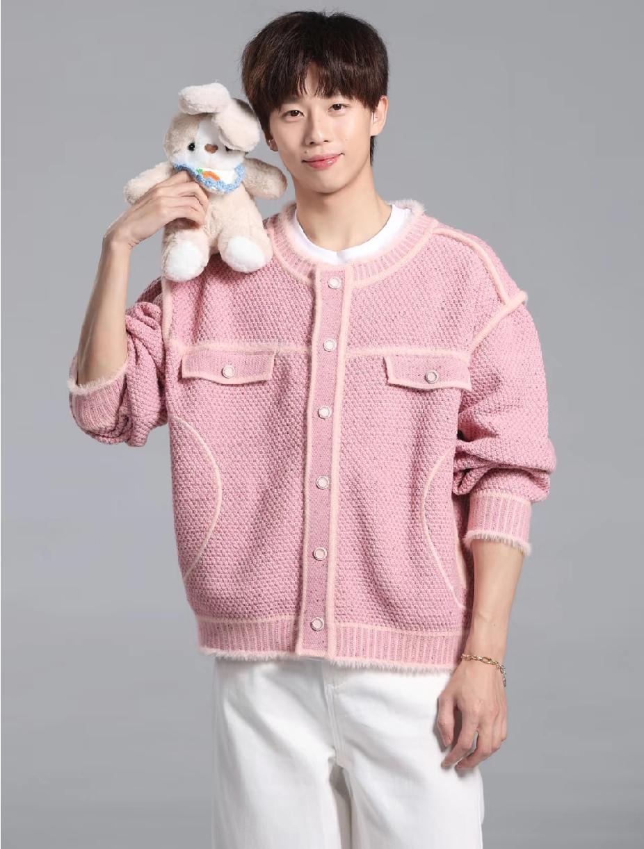 谁懂啊！林高远穿粉色也太甜了吧💖
 
赛场上是杀伐果断的“小林将军”，私下里穿