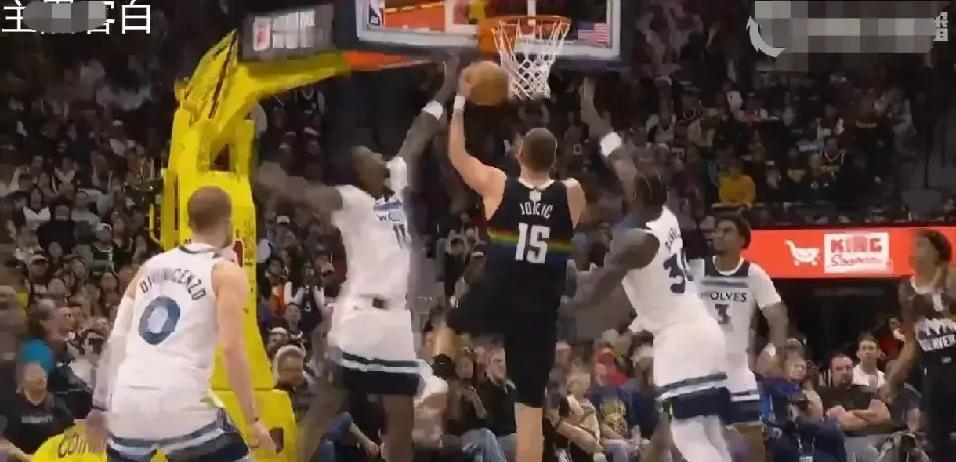 一个中锋打爆最佳防守球员，还投进绝平三分？
 
约基奇砍下50分15篮板15助攻