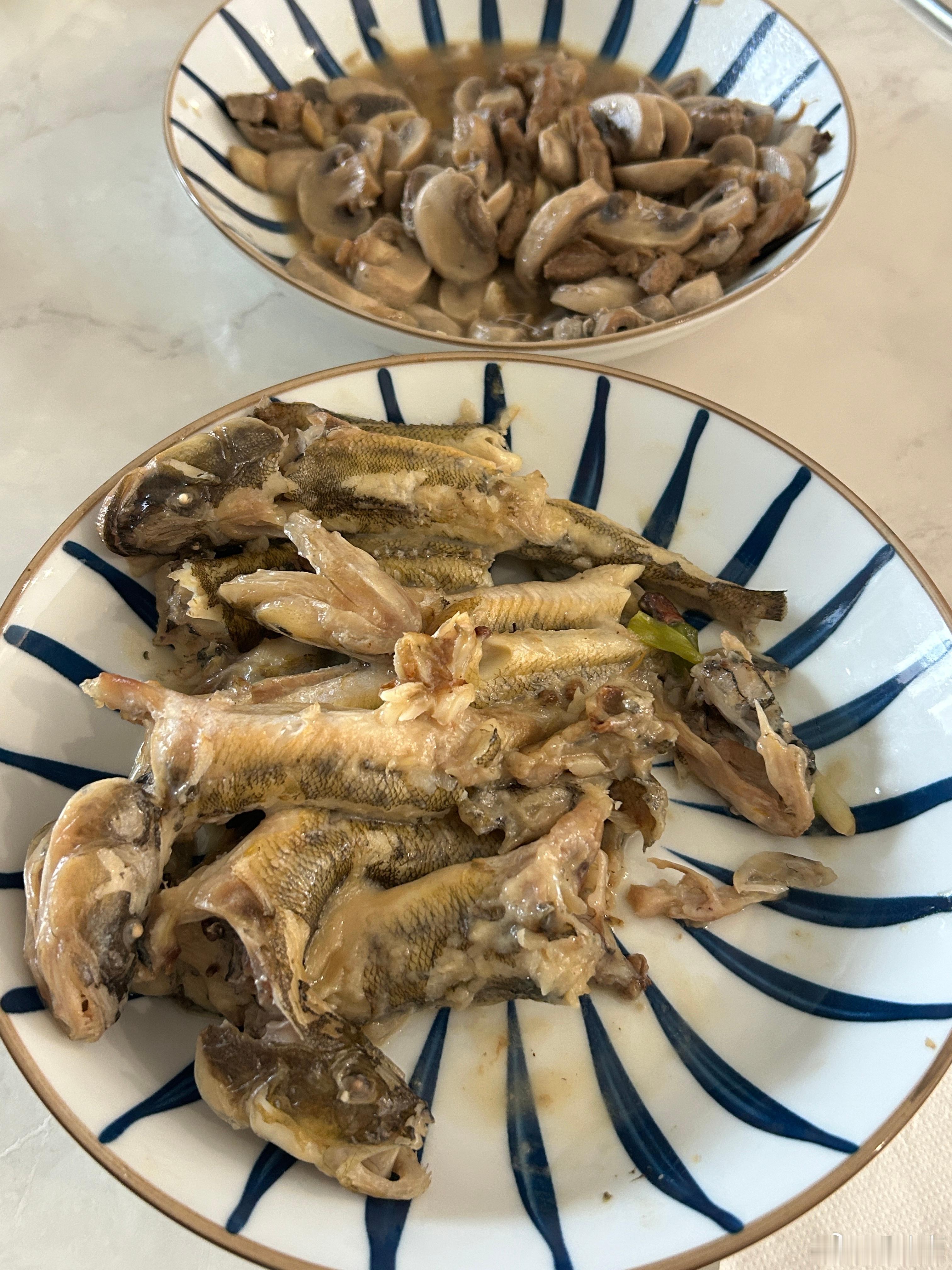 减肥第44天早餐：牛奶+芝士面包午餐：蛋炒饭+炖鱼+白蘑菇炒肉+桃子+米饭晚餐：