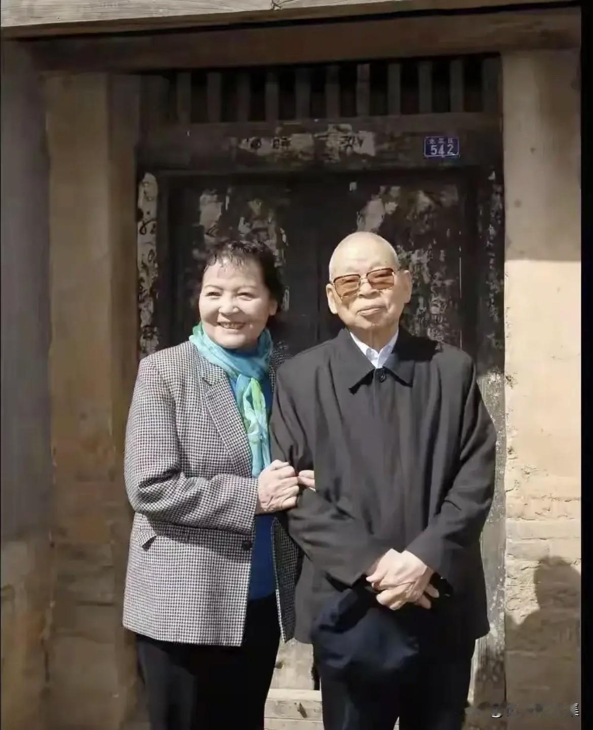 2008年3月27日，山东肥城桃园镇张里庄村，一位86岁的老人携夫人回到他出生的