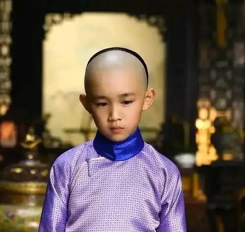 1766年，令妃刚生完孩子，乾隆就火急火燎地要临幸她，仅10年间就怀了7次孕。令