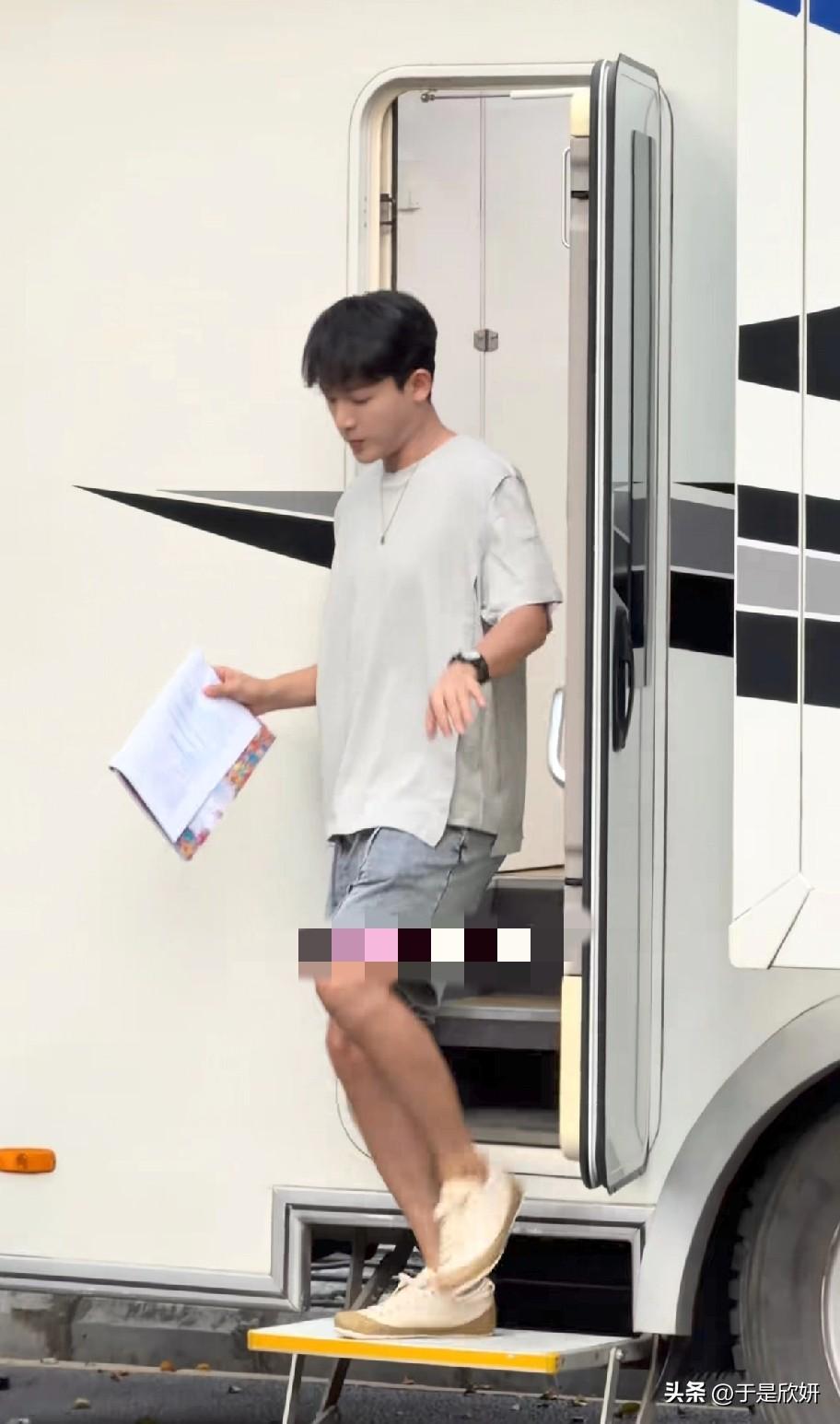 张晚意骑电驴逛广州！网友喊话：别回北京了，这气质太适配！
 
张晚意广州路透照曝