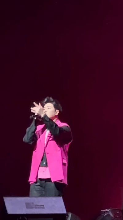 奥体鹰眼潘玮柏 演唱会气氛被他拉满，经典曲目一响全场都跟着沸腾，他还能边跳边锁定