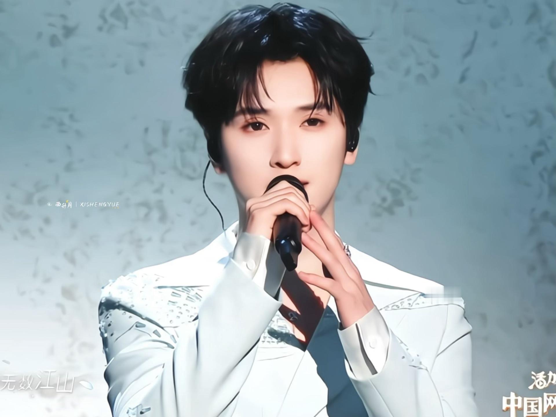 江南小公子☔️严浩翔穿青色好合适哦… 