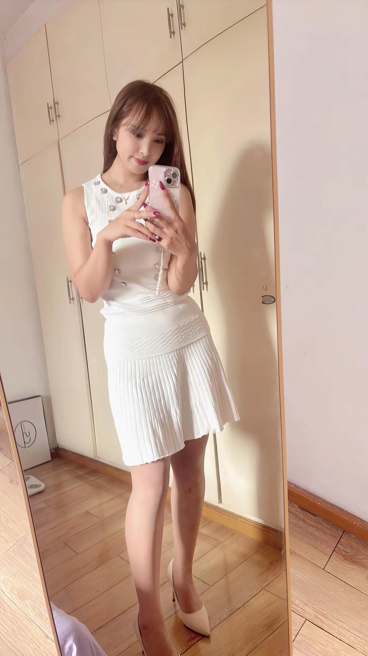 一个女人的底气不是年轻，也不是依附，更不是婚姻，首选经济独立，精神丰盈，不被定义