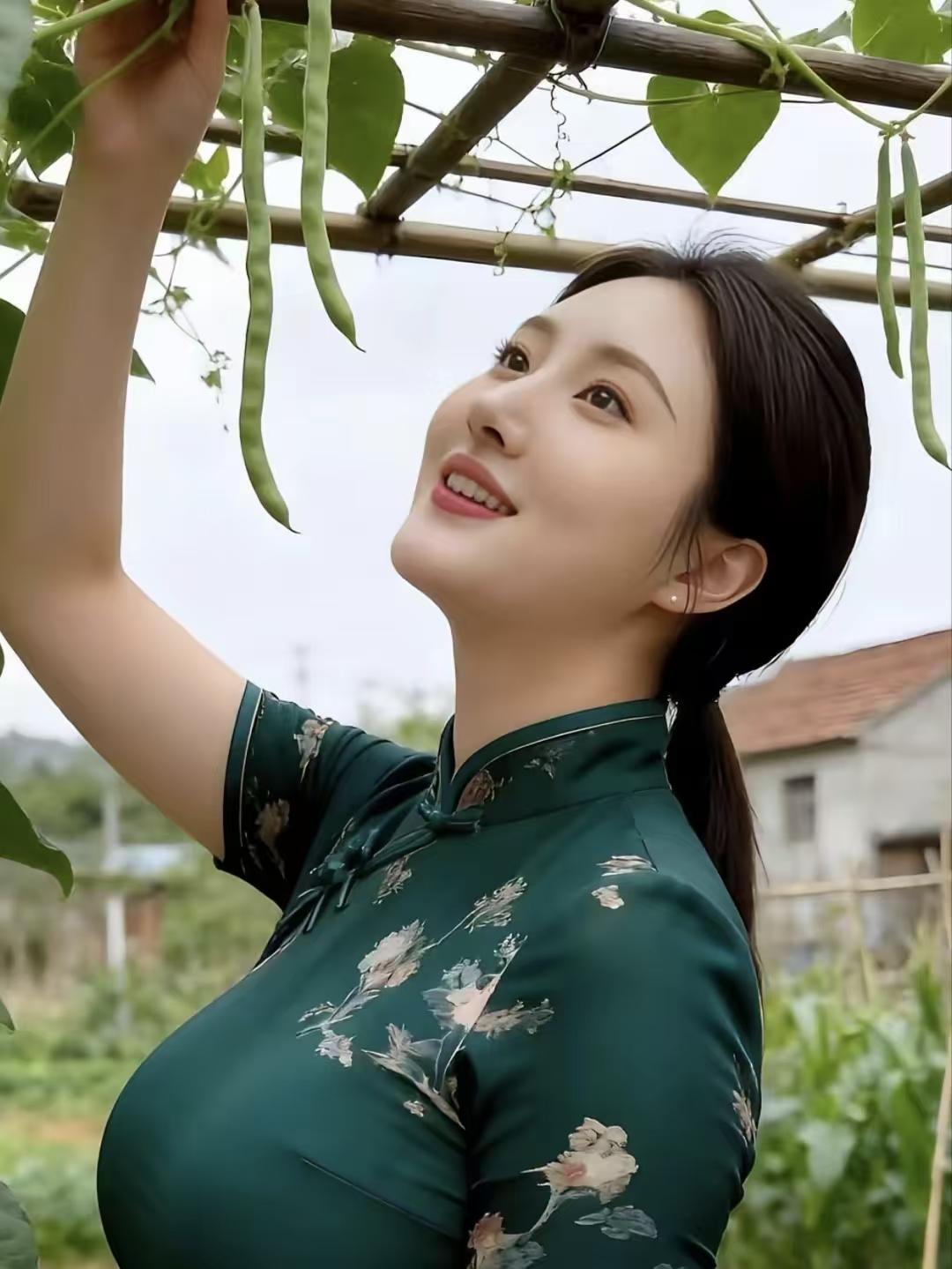 清江引·绿衣美人
绿衣倩影田间现，
脆语飘阡甸。
素手摘翠荚，
星目含欢眷。
香