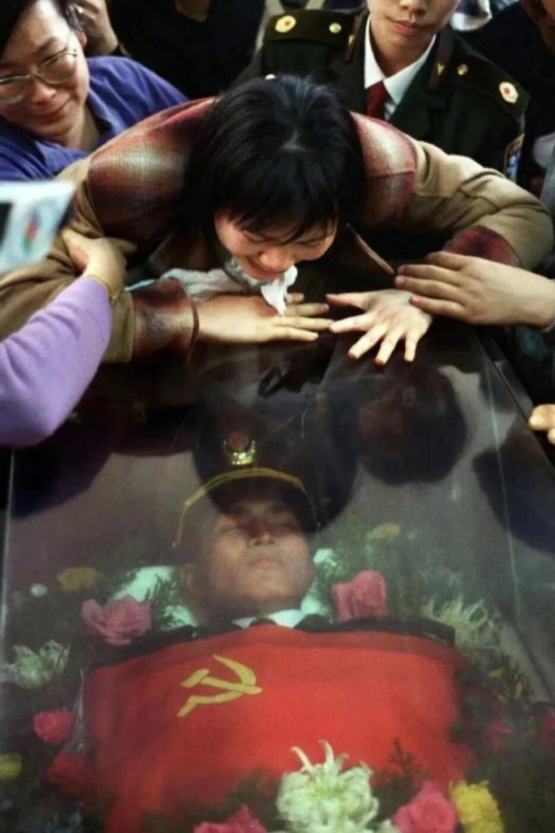 致敬！1995年3月24日晚，结婚仅45天的南海巡警杨冠生在追捕犯罪嫌疑人时，被