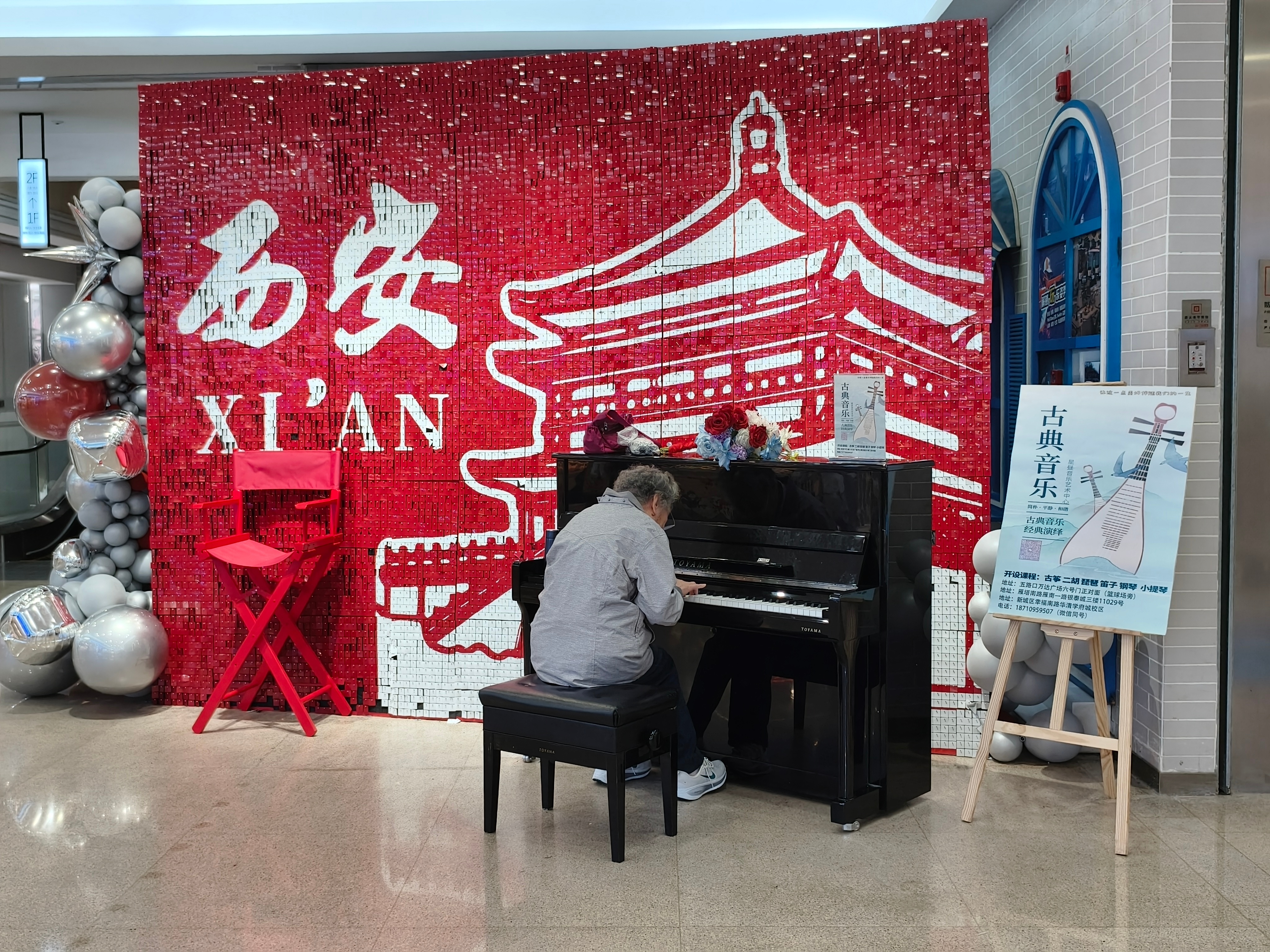 遇见一位银发奶奶在弹钢琴兴趣真的不分年龄热爱让人年轻音乐让人自由这感觉真好 ​​