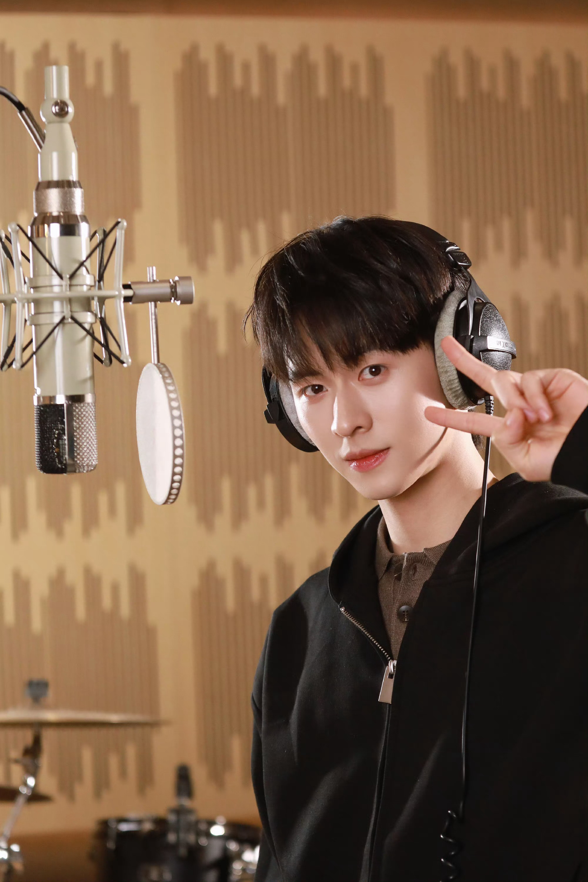 眼神清澈，简单，纯净，少年感满满，你还是去年夏天吸引我瞩目的那个男大。愿你永守初