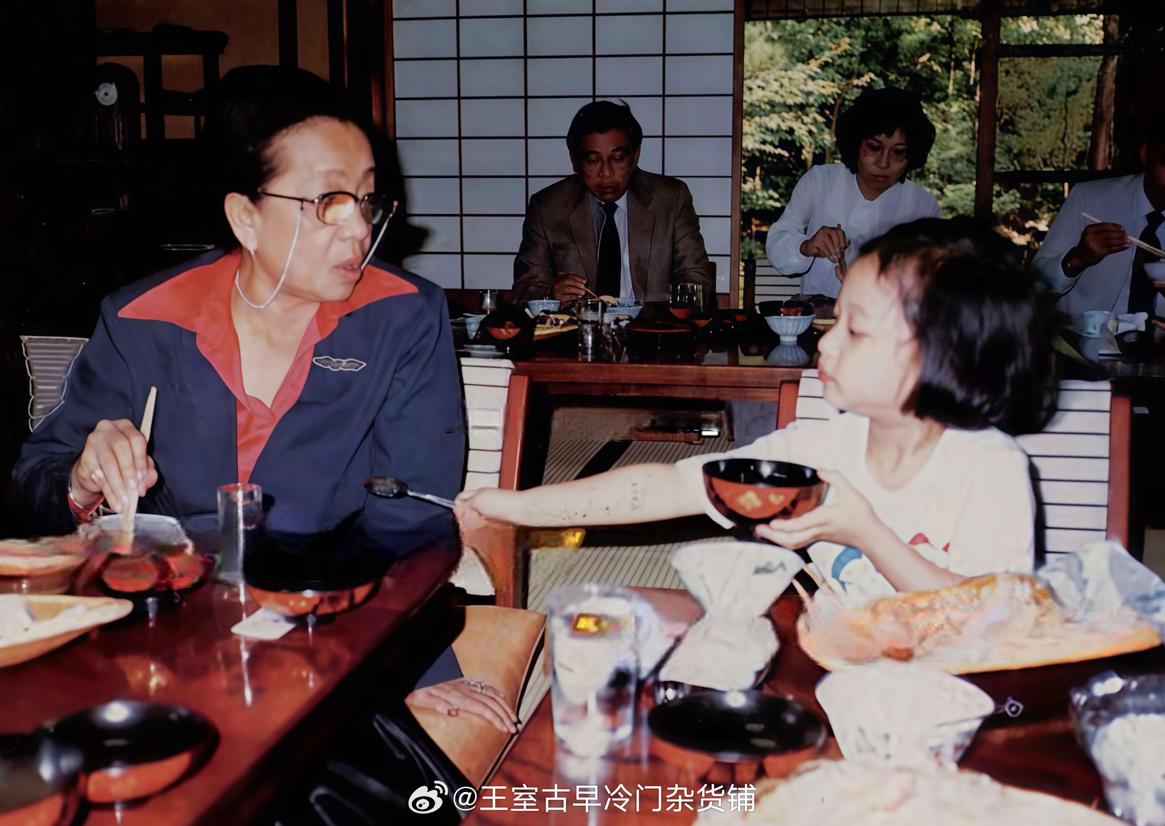 王室王室泰国王室暹罗往事 老照片：颂妃母女和颂妃的外婆索伊亚，其中一张照片是她们