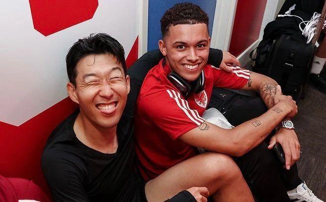 这是孙兴慜最想删除的相片还是珍藏版呢？[捂脸]罗三岁，孙兴慜搞出了“孙二岁”[笑