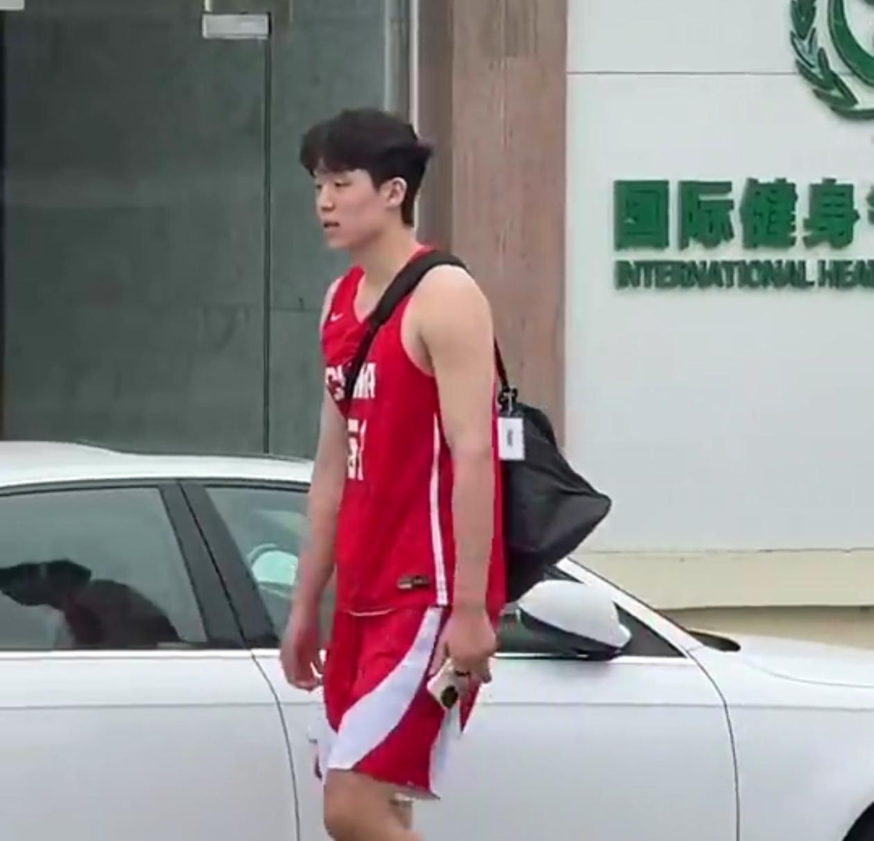 中国男篮集训，杨瀚森看起来比胡金秋还瘦！

在网友拍摄的最新中国男篮集训视频中可