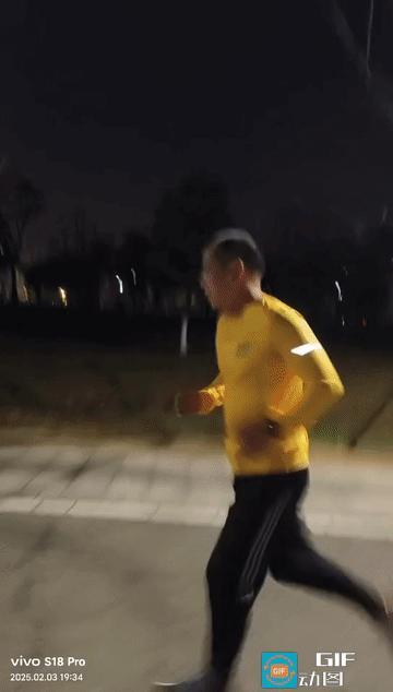 今晚是2025年，回长沙后的首次跑步。感觉过年之后胖了不少，原本计划以6分配速进