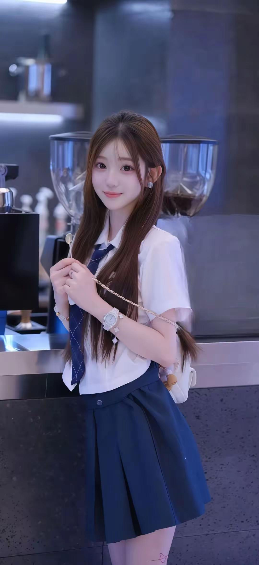 春风拂面笑，花影映人娇。