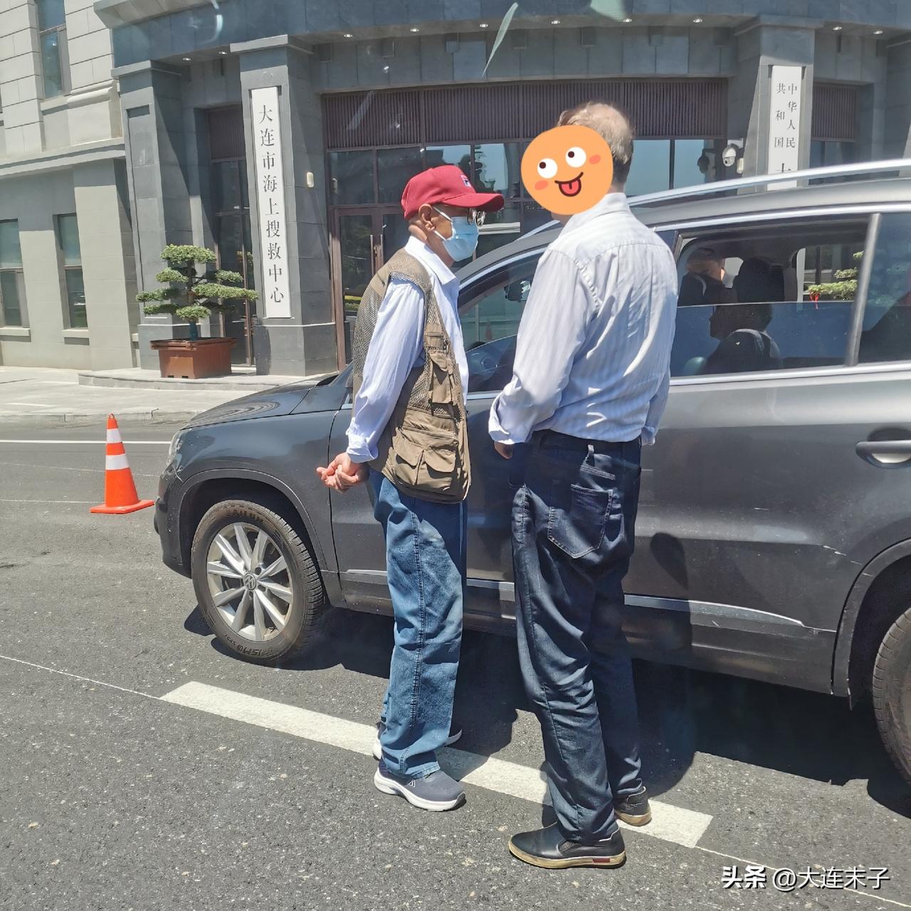 今天中午，在港湾桥看到两位大爷，两车碰撞停在道路上，路锥也放上了！

两个老哥俩