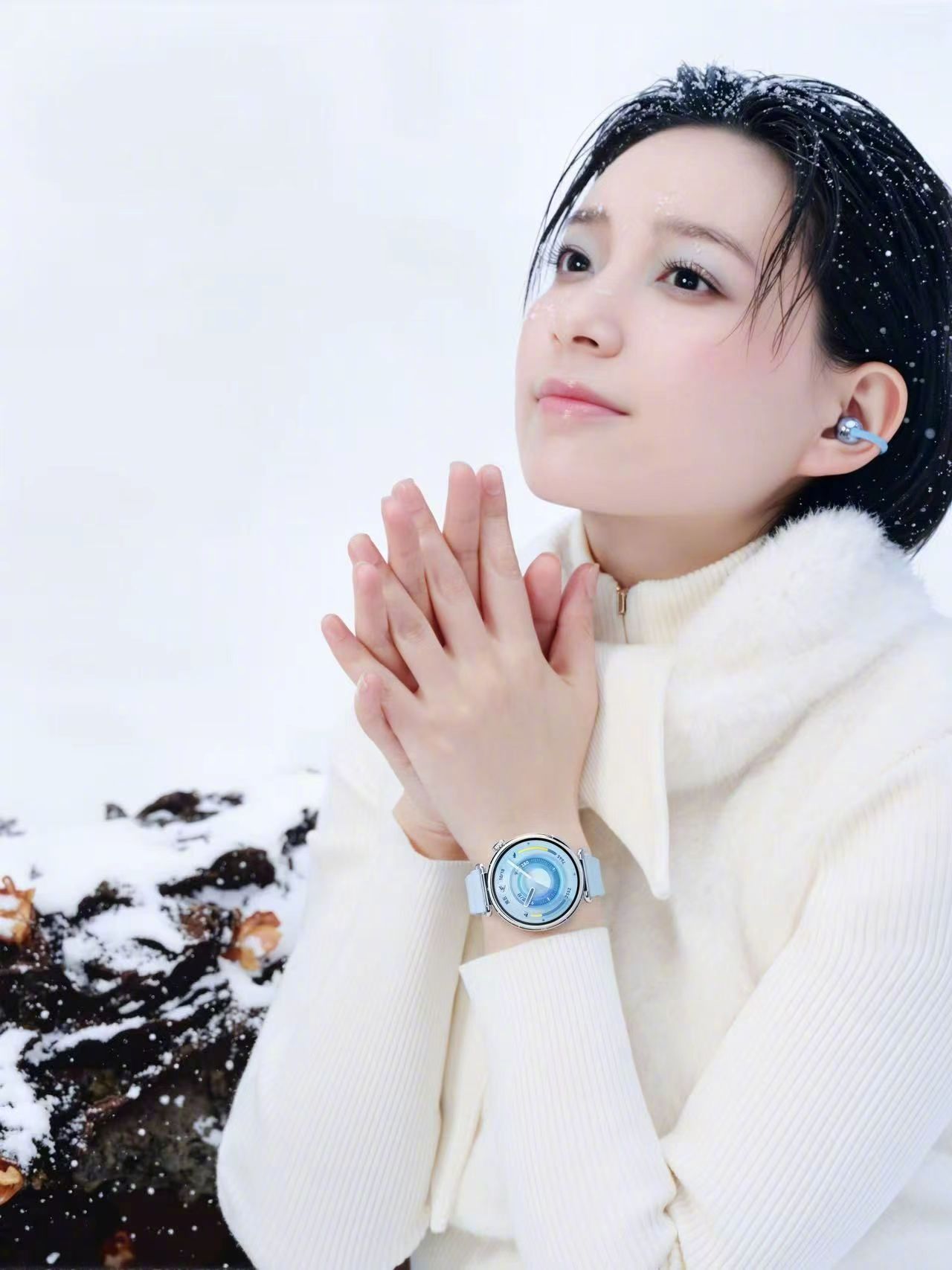 李斯丹妮冰雪蓝精灵滑雪季妆容模板速存！李斯丹妮化身冰雪蓝精灵，冰蓝眼妆+华为WA