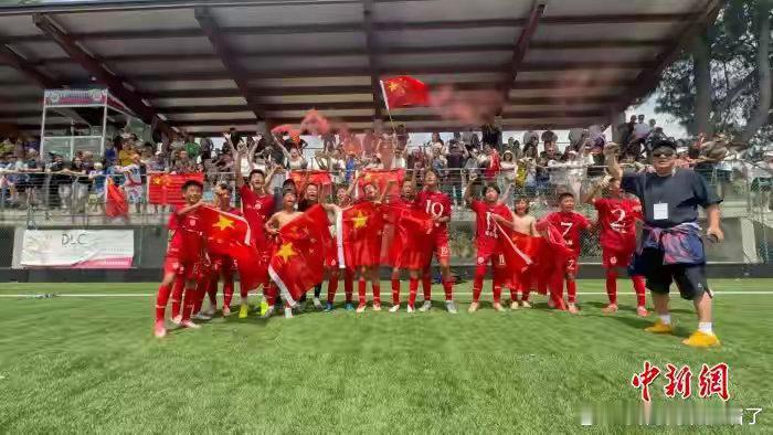 南京空翻哥之父谈儿子走红决赛点球绝杀后的空翻很帅，但更帅的是父亲那句：“人生和足