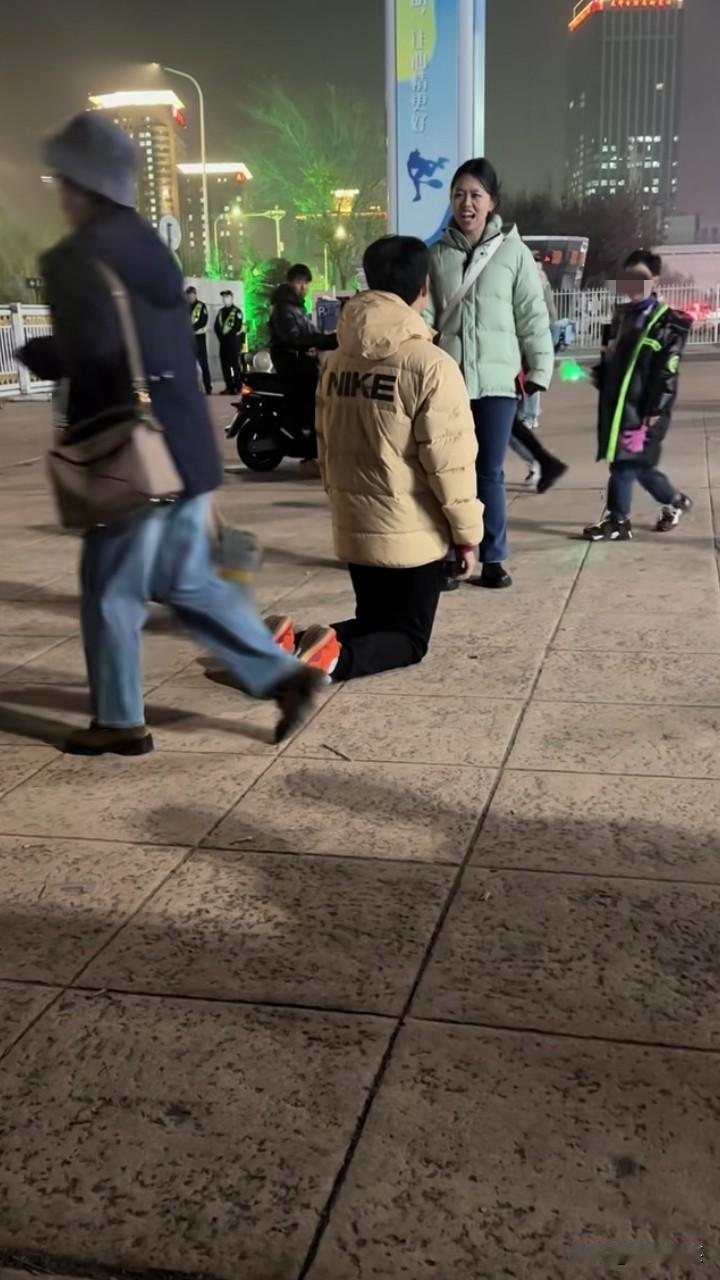 俗话说“男儿膝下有黄金”，“跪天跪地跪爹娘”，然而，天津奥利匹克中心，一年轻小伙