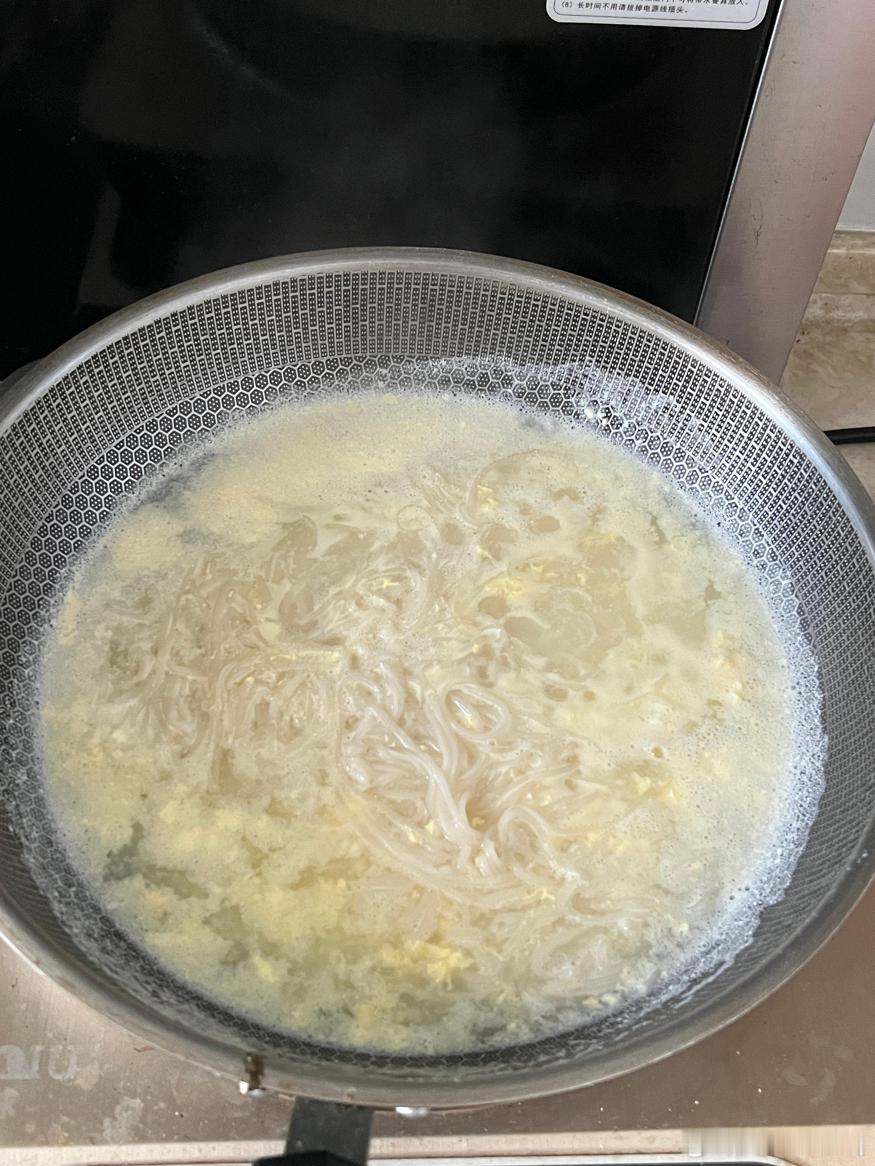 我妈让我煮一份面+蛋散 我说轻轻松松然后[微笑]为什么我煮成了蛋色面[微笑]感觉