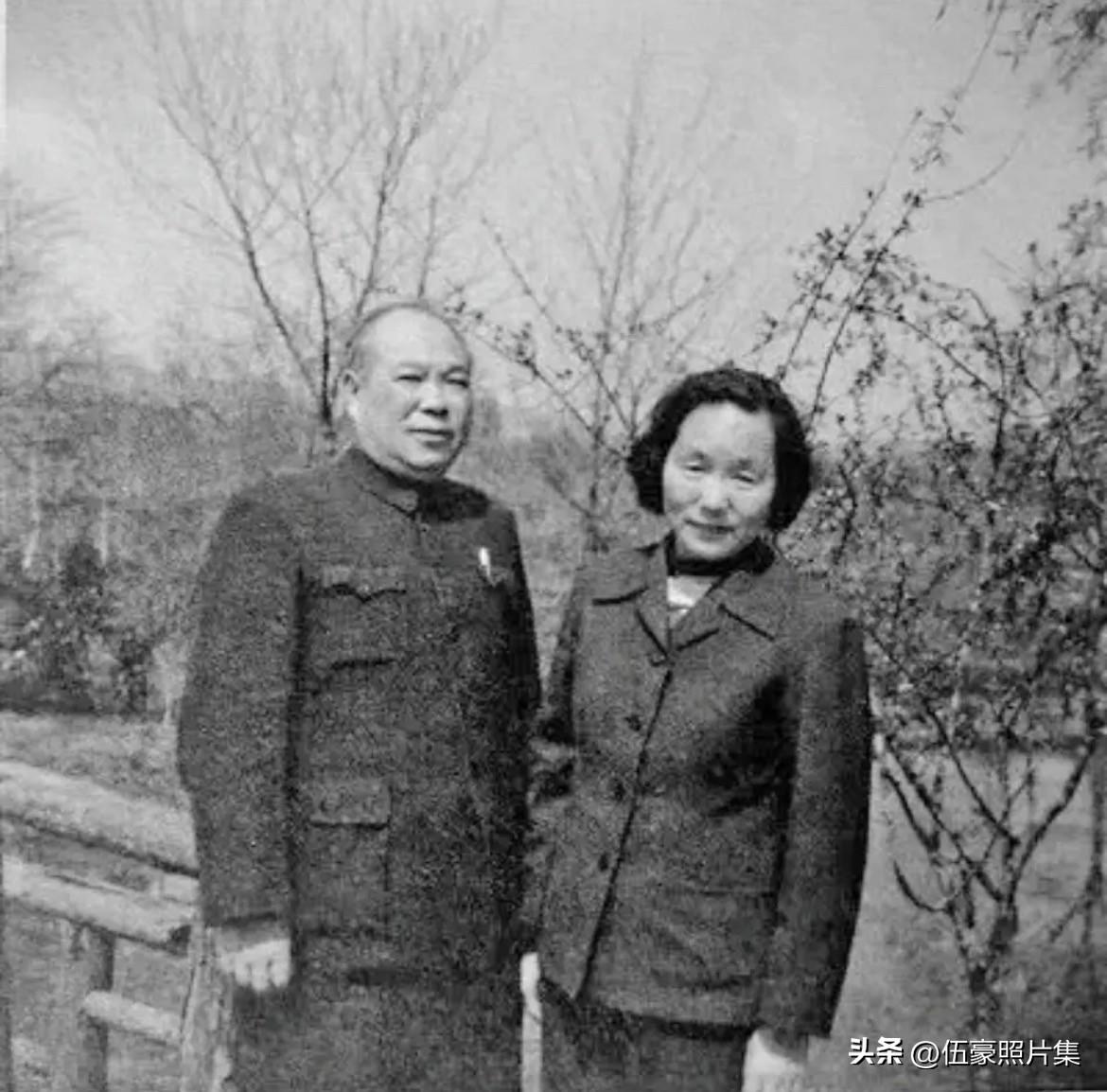 上世纪五十年代中期，时任浙江省委第一书记江华与夫人吴仲廉在杭州公园时的合影。两人