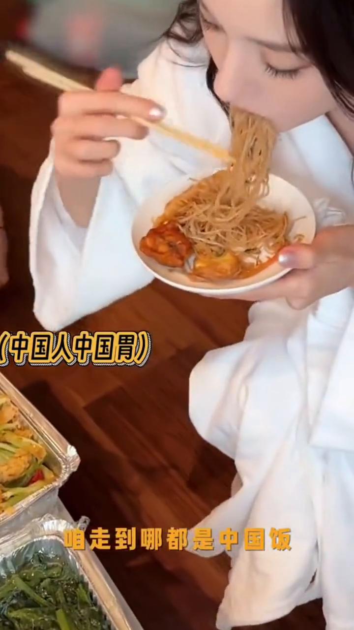 午饭时问到：嗦粉，大口嗦粉，中国饭，走到哪都是中国饭，得劲。