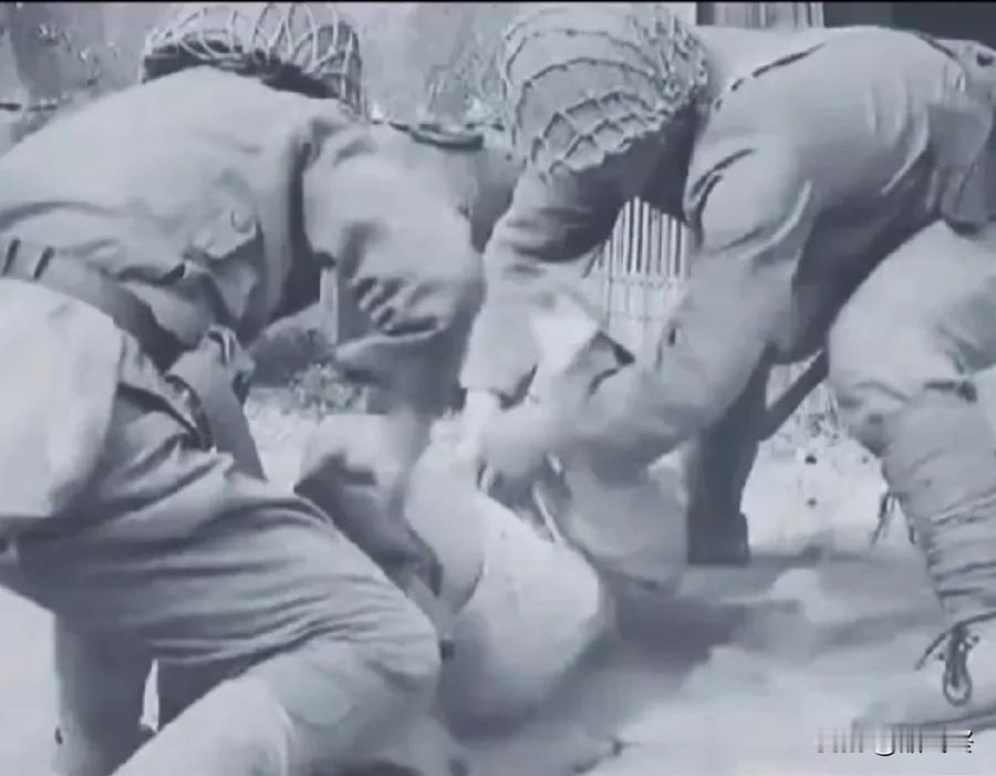 1940年4月10日
日军35师团联队23中队12小队的18名士兵，
在慰安所发
