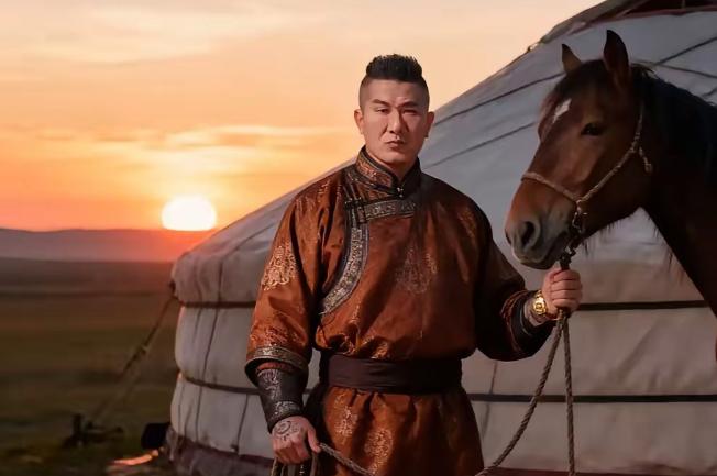 馆长终于棋逢对手了！


馆长这次去内蒙古，
倒是挺对路子了。
他那身板往草原摔