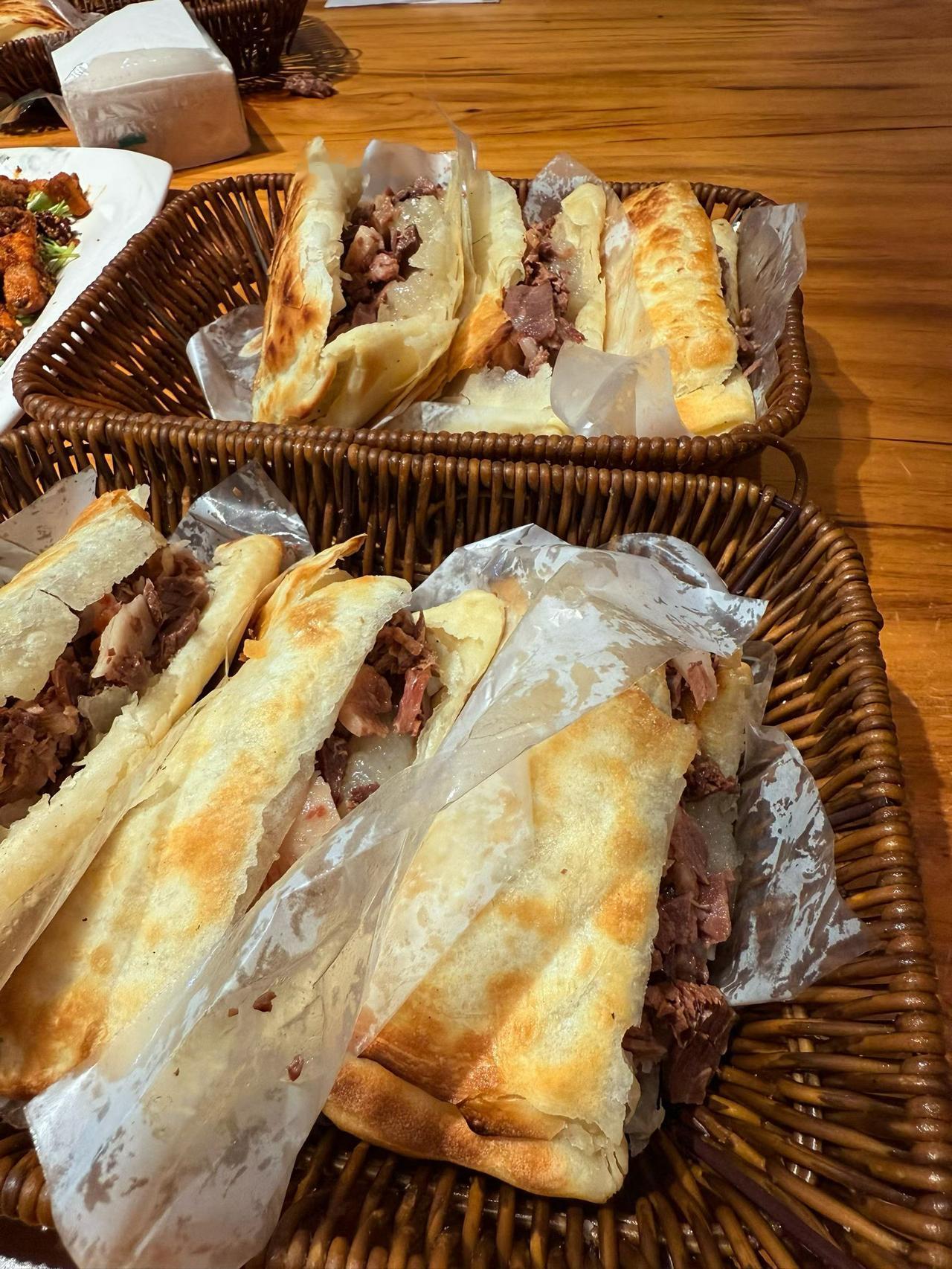 好久没吃到这么好吃的驴肉火烧了！！
天上龙肉，地上驴肉，龙肉在东北，驴肉在山东！