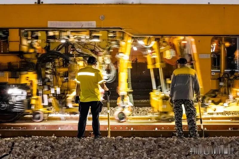 心碎！11个为生计奔波的劳动者，深夜仍在坚守岗位，却突遭横祸，留下多少破碎的家庭