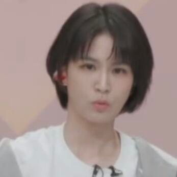 家慈就这样一分钟八百个小表情完全萌狗来的啊一边看一边截四分钟舞台看了半个小时了最