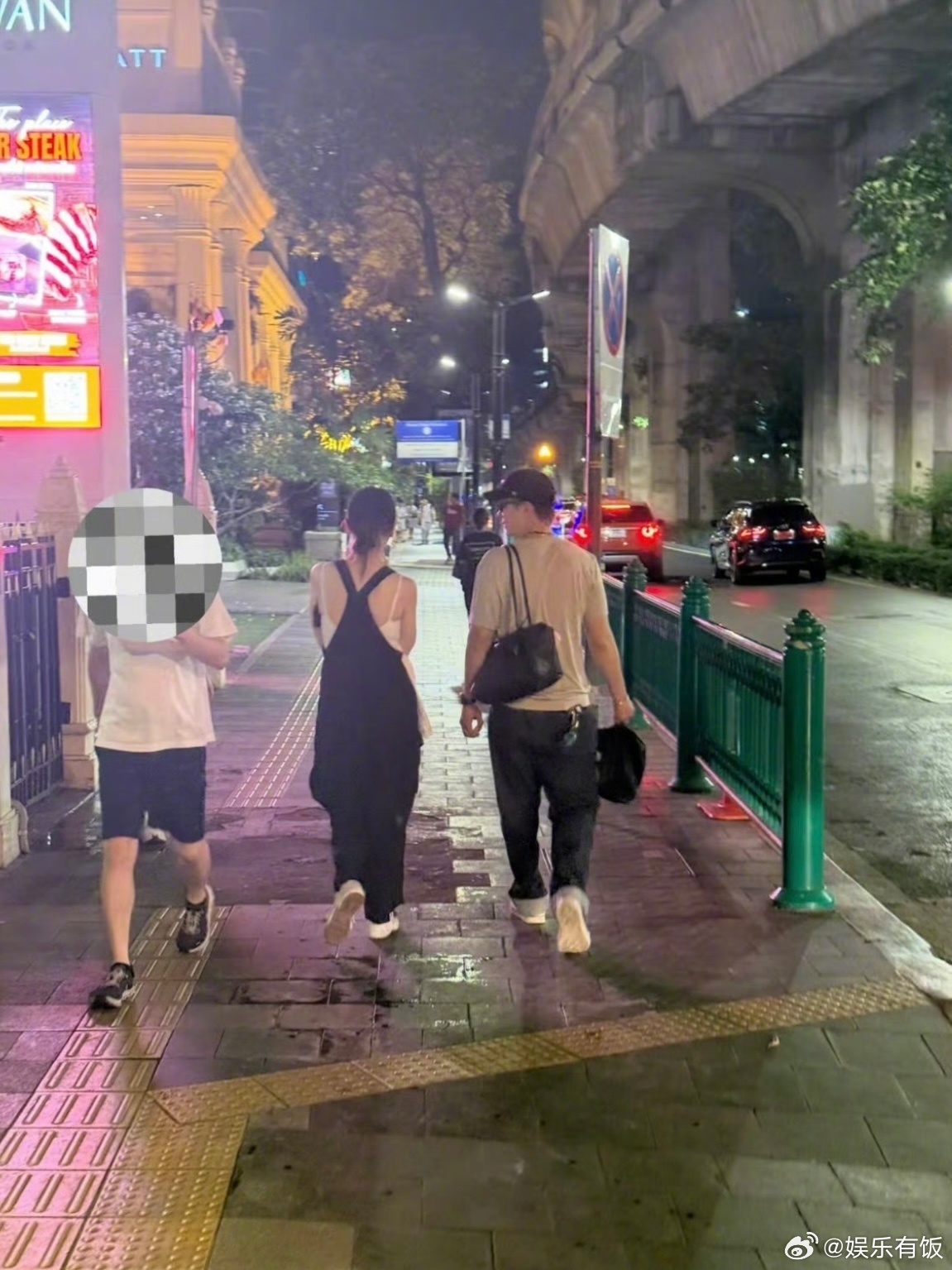 偶遇戚薇李承铉在曼谷 谁在曼谷街头磕到真夫妻了！戚薇李承铉同框出游也太甜，松弛感