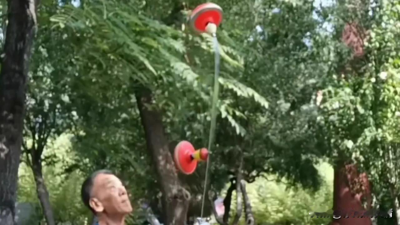 大爷挑战自己玩转剑刃两竹旋转控制！