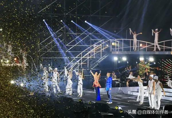 凤凰传奇厦门暴雨演唱会封神！万人淋雨蹦迪，这才是华语乐坛的活招牌
 
2026年