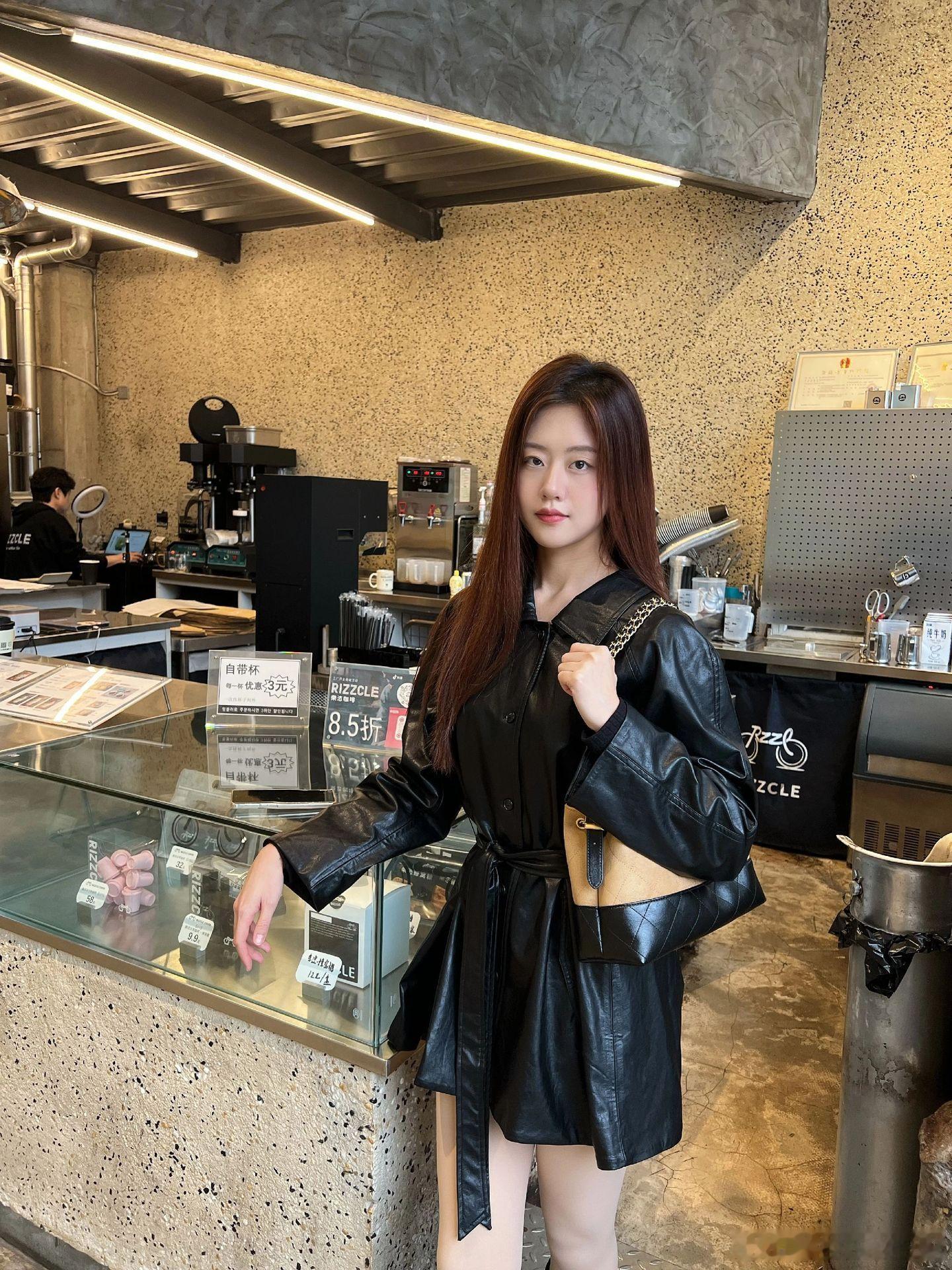 今天穿什么 皮衣，光腿神器配黑靴，出门啦美女绘梦长廊