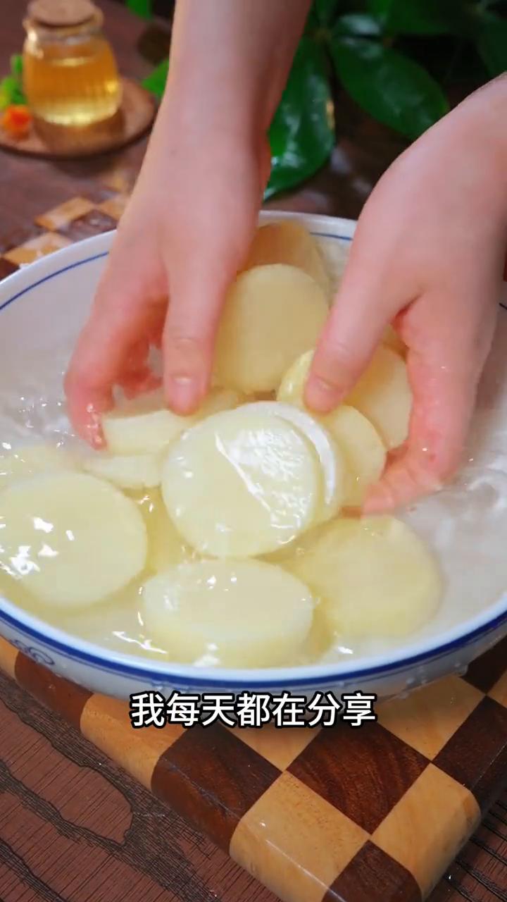 椒盐土豆。
家人们注意看，我两个女儿从小就特别喜欢吃土豆，今天闺蜜教会了我一个土