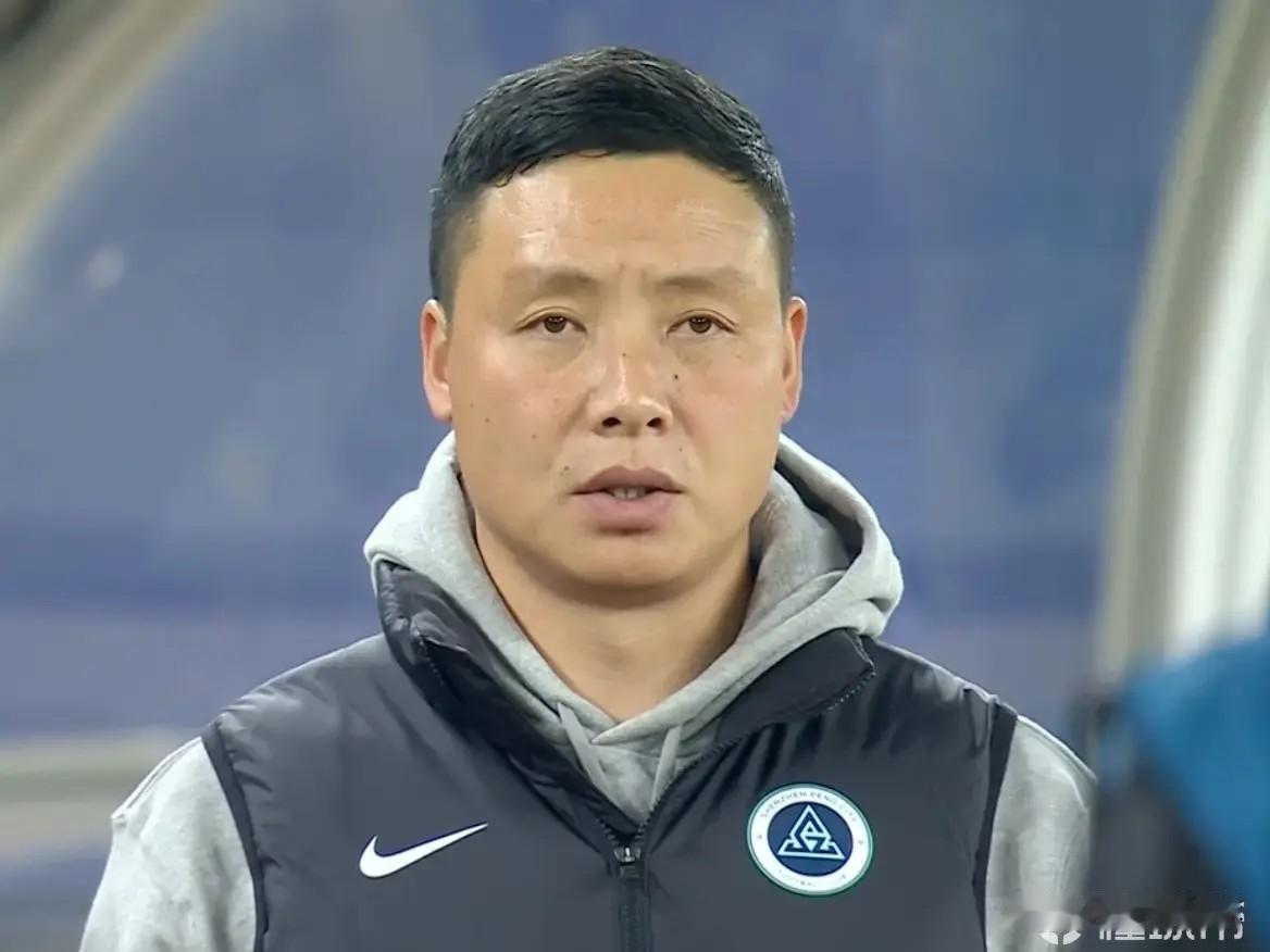 陈涛远赴英国观摩学习…深圳新鹏城代理教练陈涛在带领球队保级后成功转正，新赛季将继