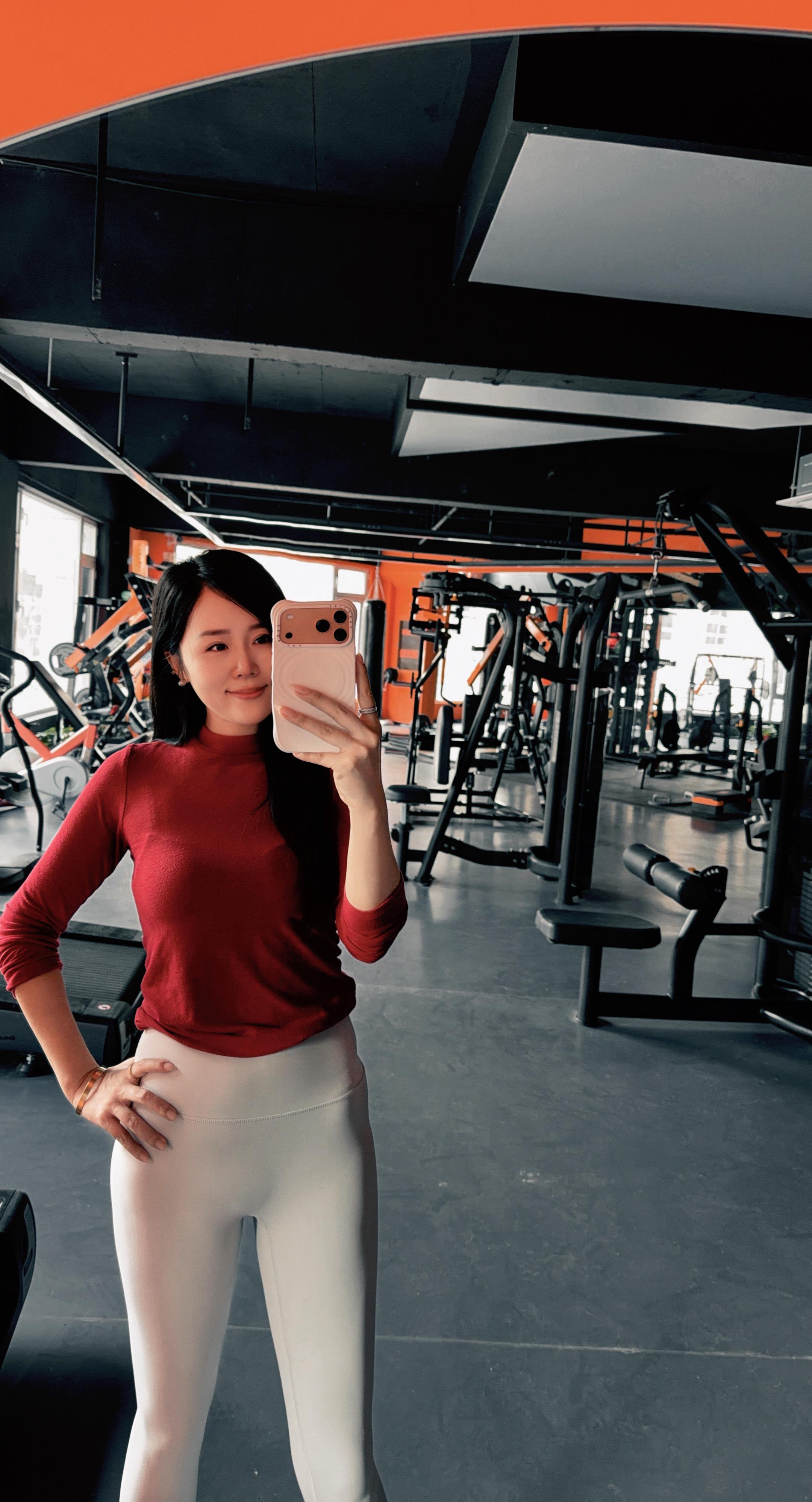 独来独往的女人没有一个是省油的灯，要么就是天生骨子里就带着狠，要么就是...