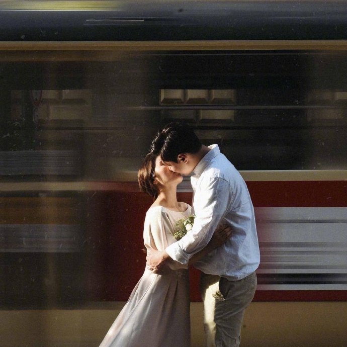 一个人的安全感 来源于钱两个人的安全感来源于偏爱这年头遇见性和喜欢并不稀罕稀罕的