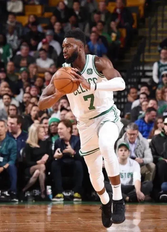NBA历史前三的合同：

1.杰伦布朗（凯尔特人）：5年3.04亿美元

2.约