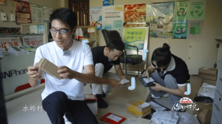 撒贝宁都戴老花镜了🥹演播厅里神采飞扬，下乡干活戴上老花镜，一个小细节，让人实实