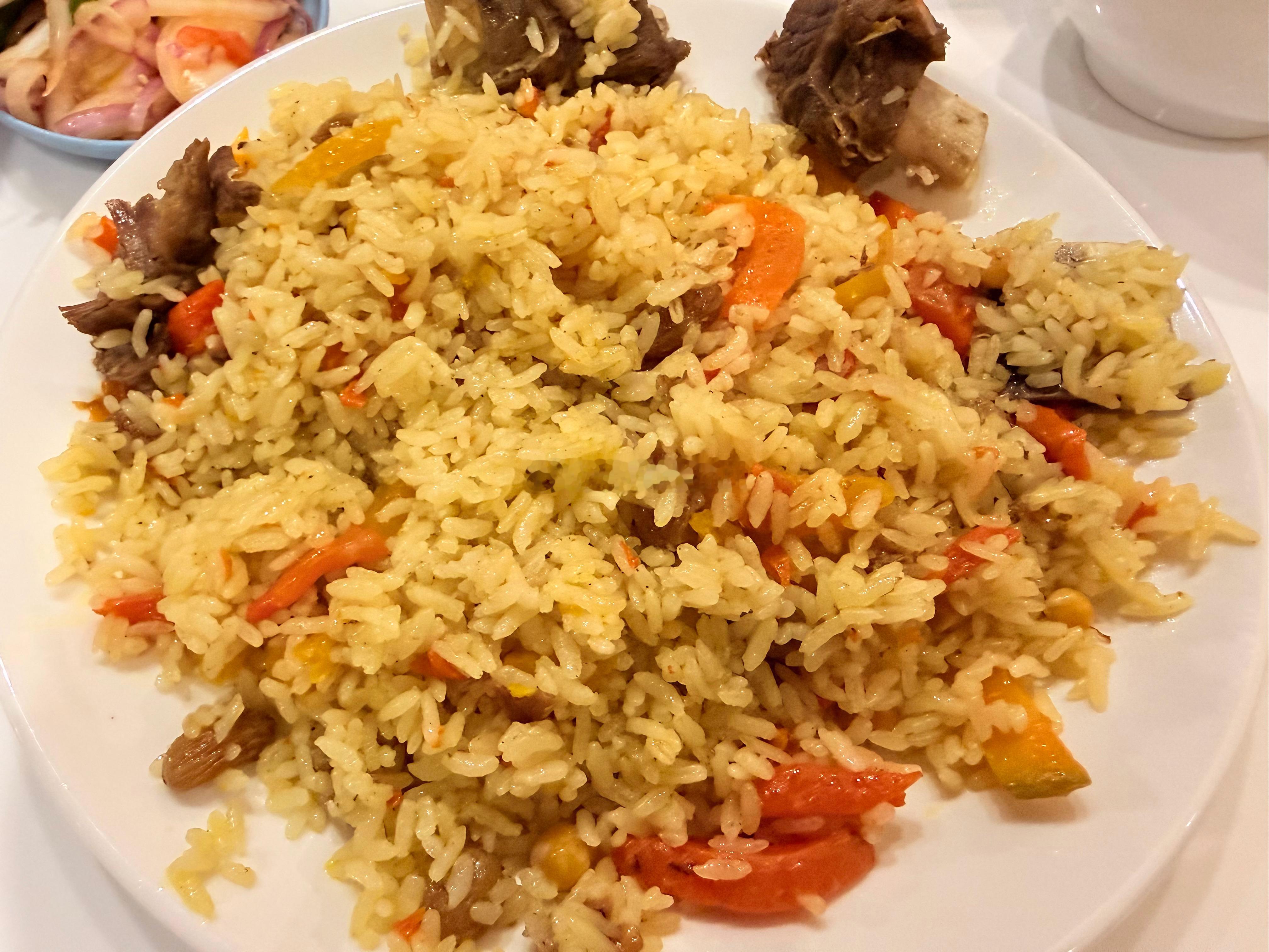 要不说北方人长得壮呢！昨天中午吃手抓饭，好大一份！撑死我了都没吃完！今天尝试河南